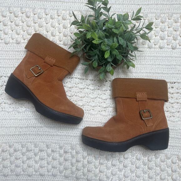 CROCS 11554 Woman 10 Fold Over Ankle Boot Suede Leather Tan Winter Buckle Boho - Picture 2 of 16